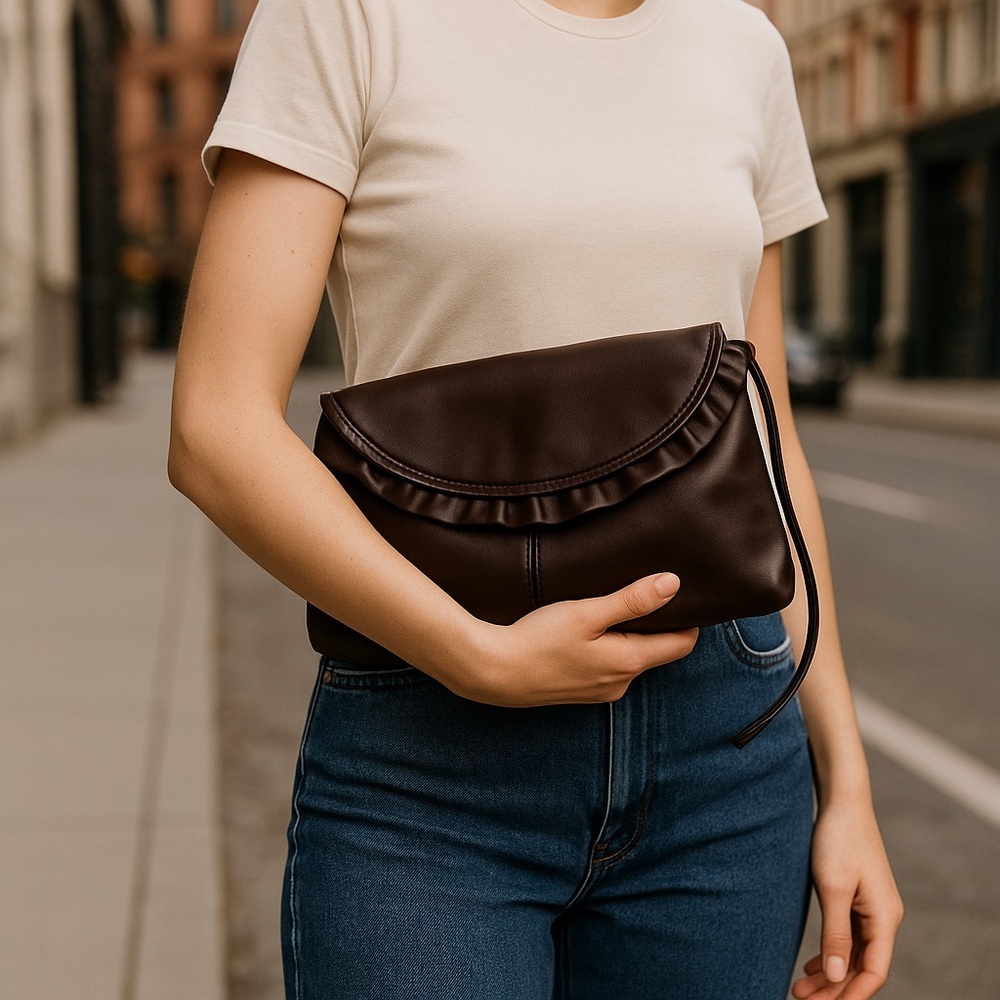 🍫 Vintage burgundy Faux Leather Ruffle Clutch Wristlet